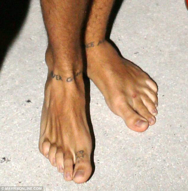 S has has feet