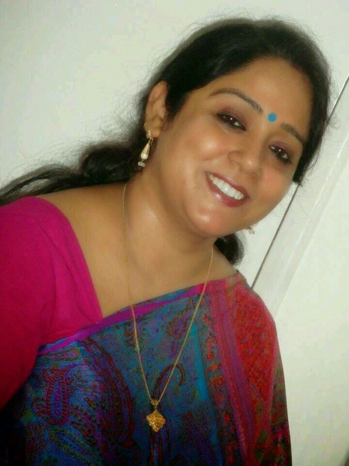 Hot indian aunty cleavage
