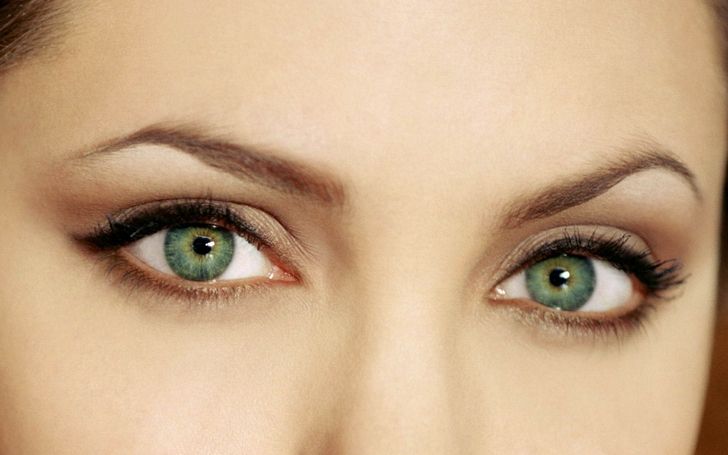 Angelina jolie green eyes