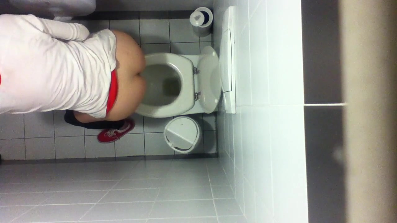 pee voyeur toilet Girls