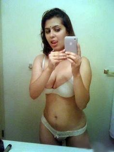 Sexy college girl nude selfies