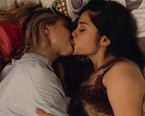 Kissing amateur lesbians